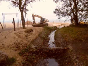 Modernizowane obecnie ujście potoku do zatoki gdańskiej