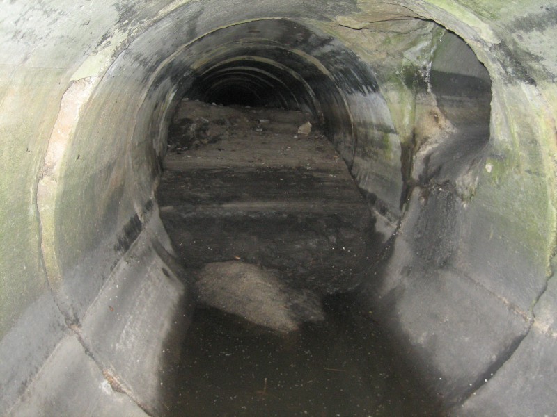 Wewnątrz dawnego podziemnego koryta potoku pod wzgórzem przy ul. Swarzewskiej